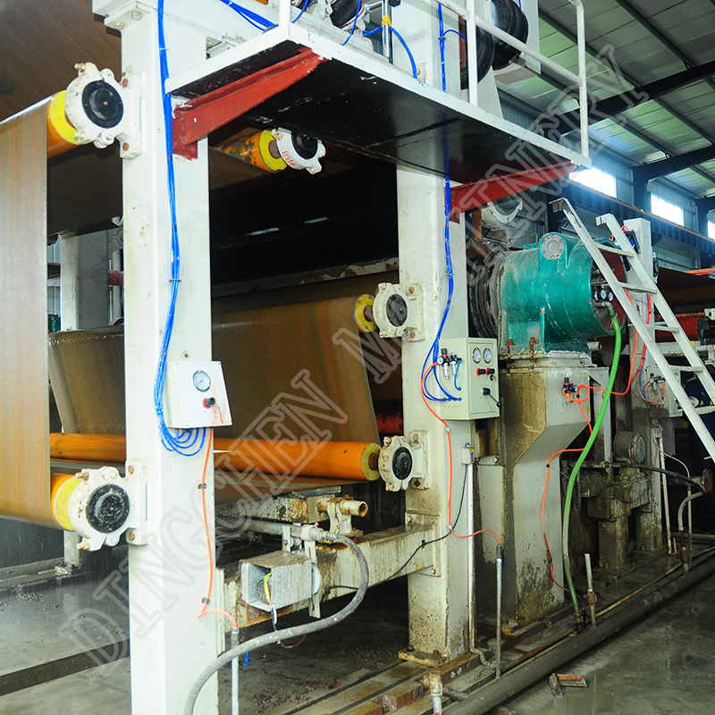 Máquina para fabricar tarxetas de papel de cono e núcleo (1)